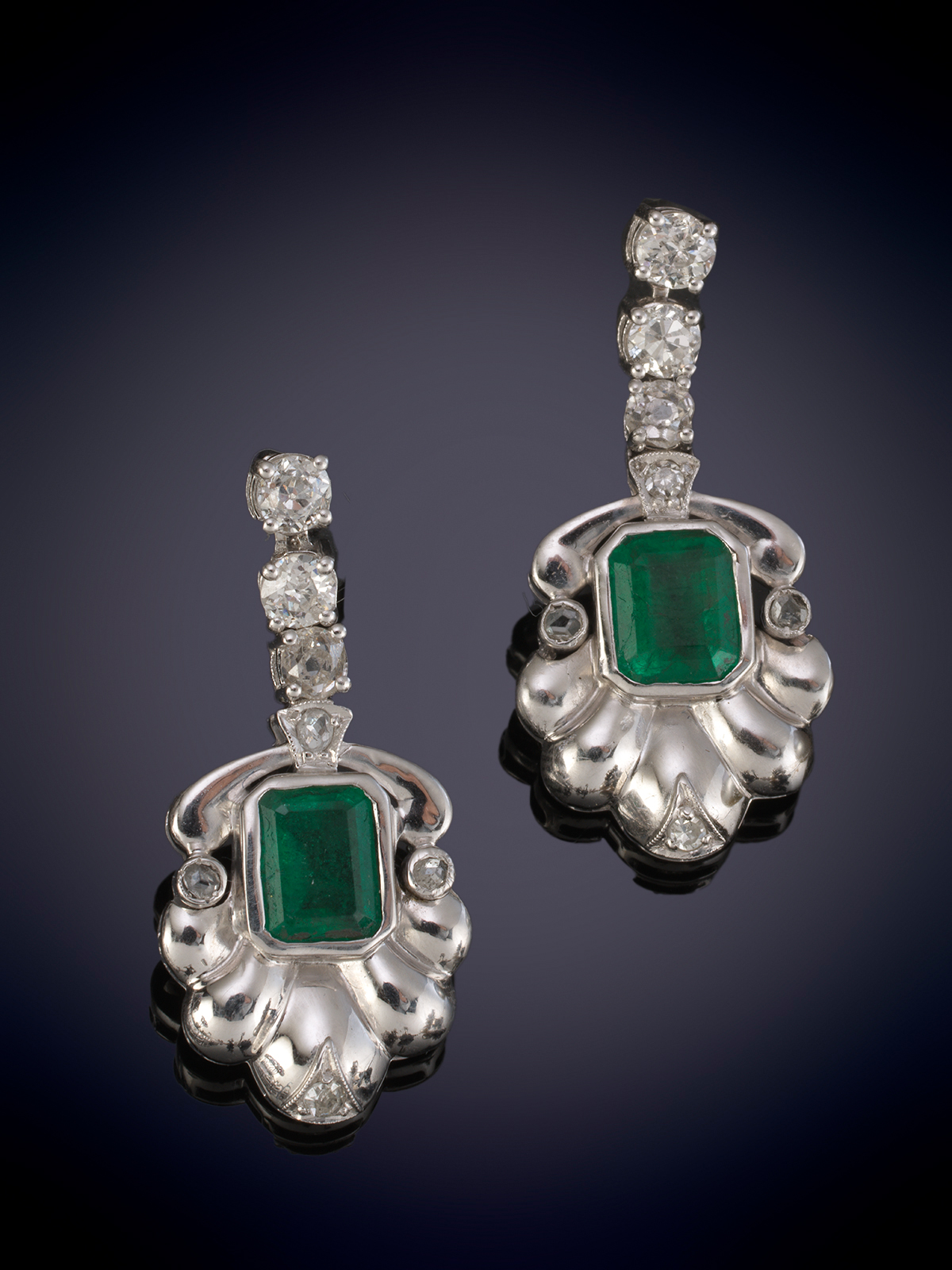 PENDIENTES SEMI LARGOS CON MOVIMIENTO DE ESMERALDAS Y BRILLANTES.  Montura en oro blanco de...