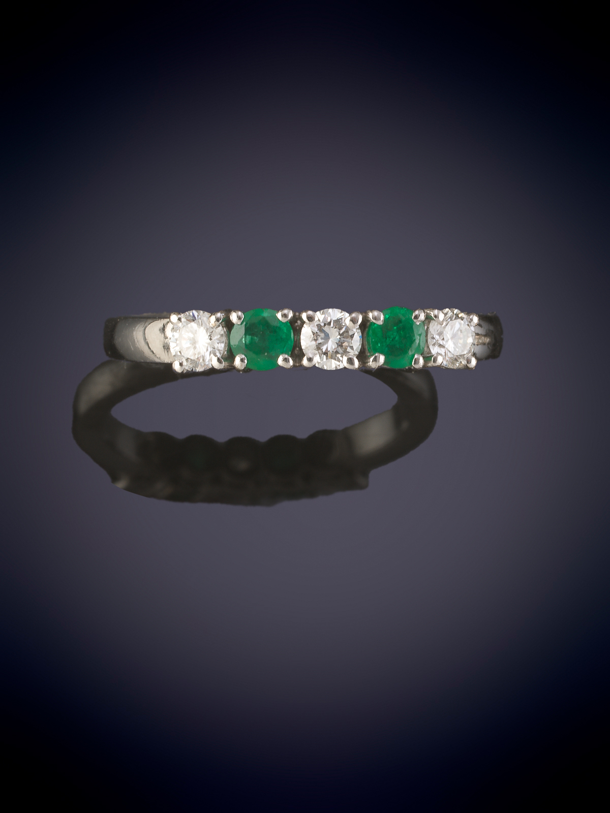 MEDIA ALIANZA DE BRILLANTES Y ESMERALDAS.  Montura en oro blanco de 18k.
Peso brillantes 0.3ct...