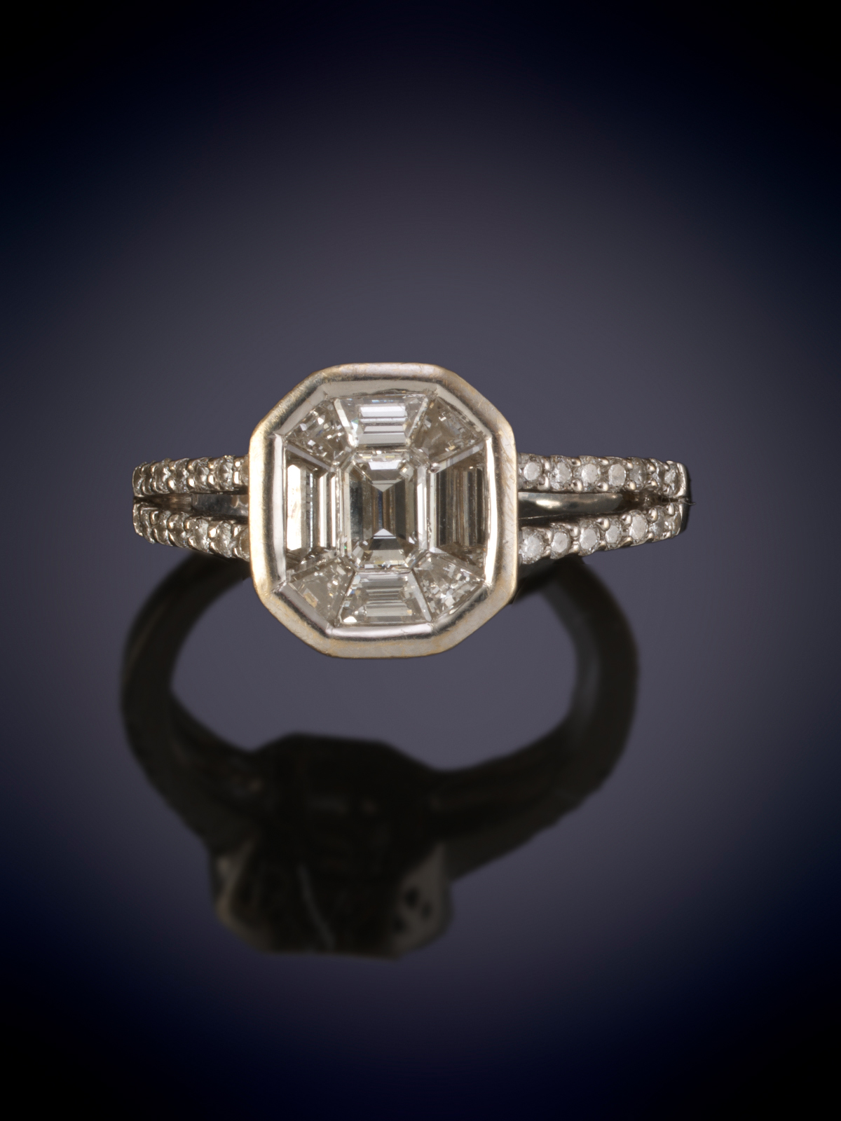 SORTIJA OCTOGONAL CON BAGUETTES DE DIAMANTES FLANQUEDA POR BRAZO CON BRILLANTES.  Montura en oro...
