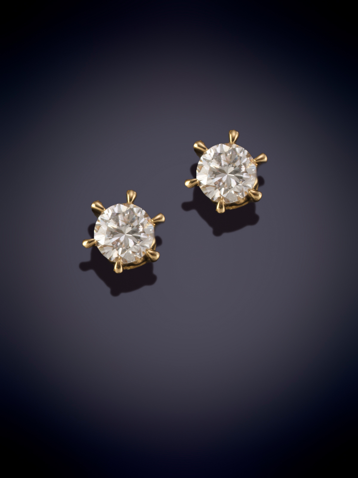 PENDIENTES DORMILONAS DE BRILLANTES. Montura en oro amarillo de 18k.
Peso aprox. de brillantes 1,60...
