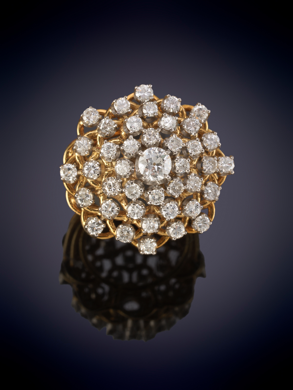 SORTIJA AÑOS 60 DE DIAMANTES. ORIGINAL DISEÑO CON FORMA DE PIÑA. Montura en oro amarillo de 18k.