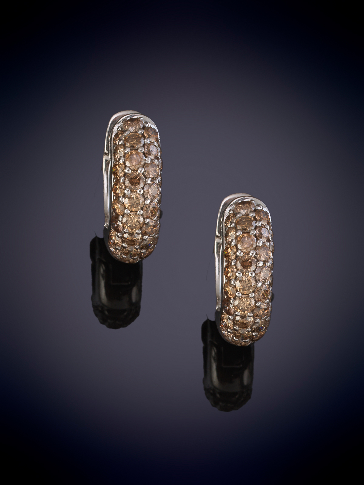 PENDIENTES MEDIAS CRIOLLAS DE DIAMANTES BROWN. Montura en oro blanco de 18k.