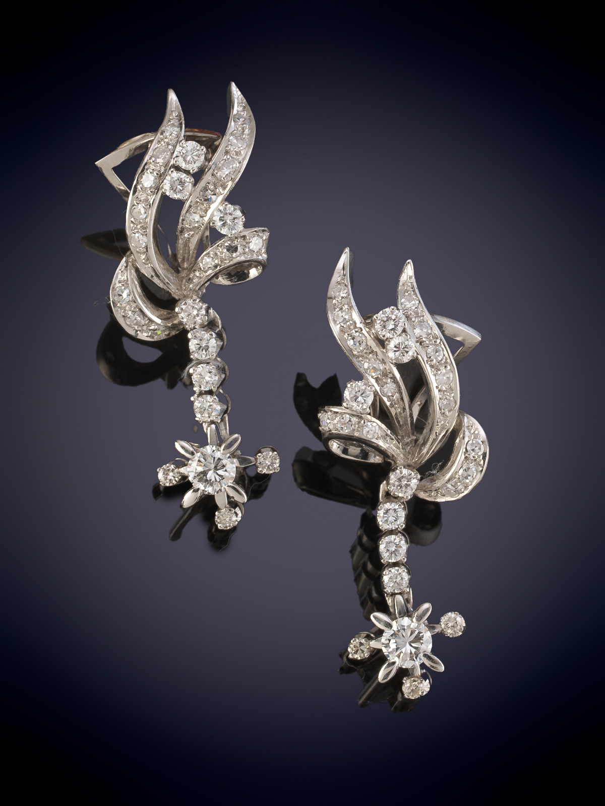 PENDIENTES LARGOS DE BRILLANTES. DISEÑO DE MOTIVO VEGETAL  CON HILERA DE BRILLANTES Y REMATE EN...