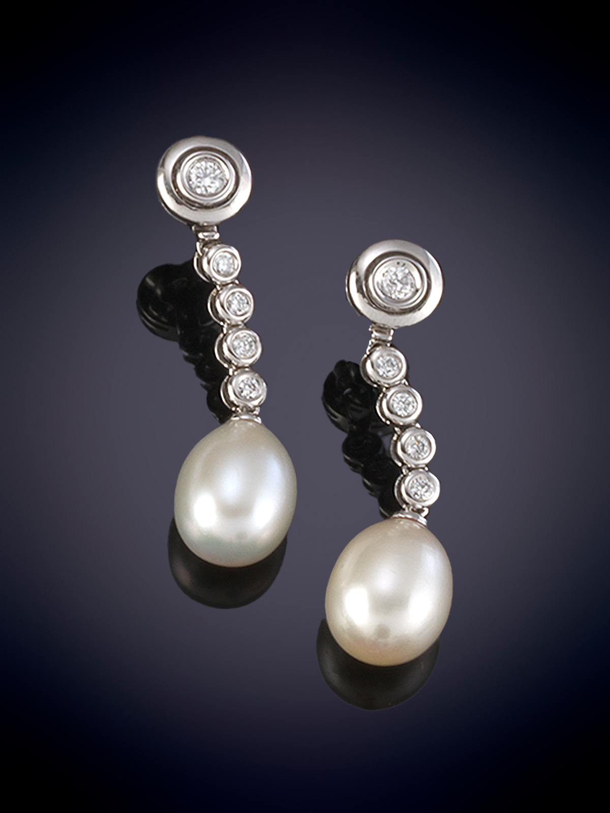 PENDIENTES LARGOS DESMONTABLES DE PERLAS Y BRILLANTES. DISEÑO DE BRILLANTE EN CHATÓN CON HILERA DE...