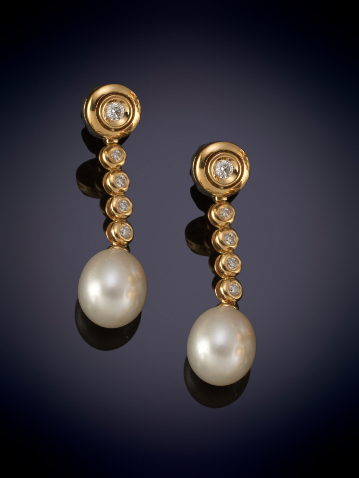 PENDIENTES LARGOS DESMONTABLES DE PERLAS Y BRILLANTES. DISEÑO DE BRILLANTE EN CHATÓN CON HILERA DE...