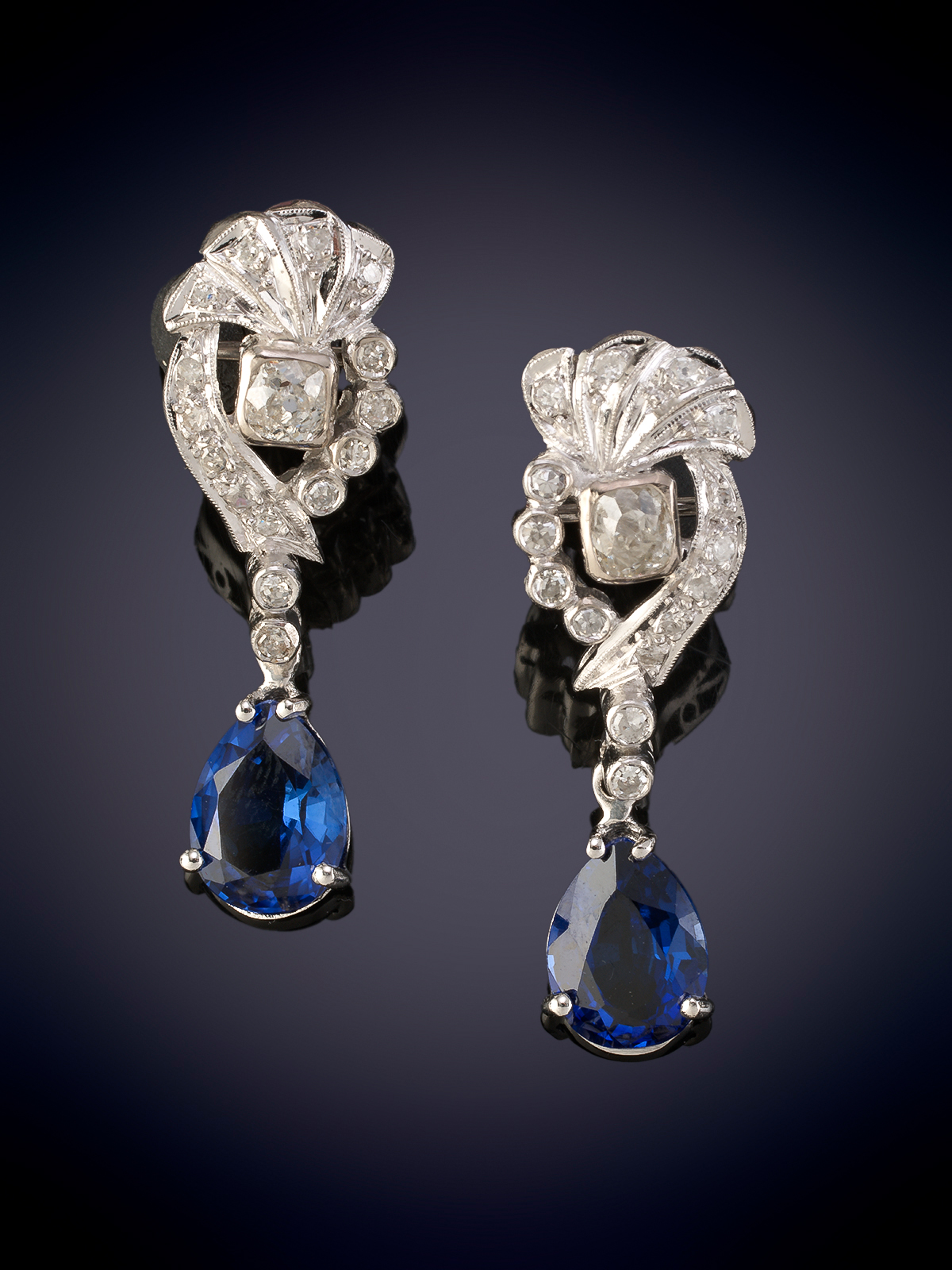 PENDIENTES CLASICOS LARGOS DE BRILLANTES. Montura en oro blanco de 18k.
Peso brillantes 0.63ct...