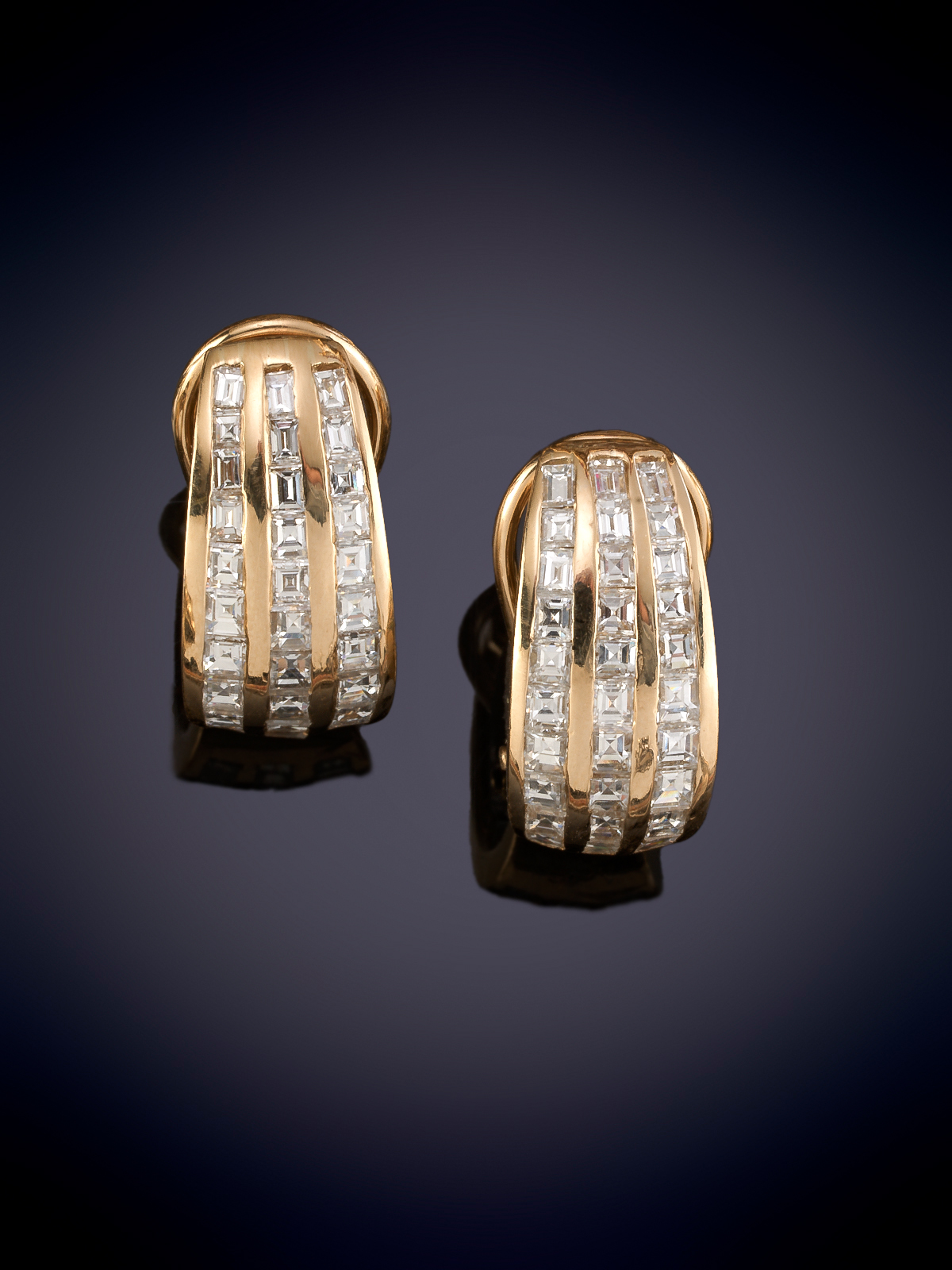YANES. PENDIENTES CORTOS MEDIAS CRIOLLAS DE BRILLANTES.Montura en oro amarilo de 18k.
Peso aprox....