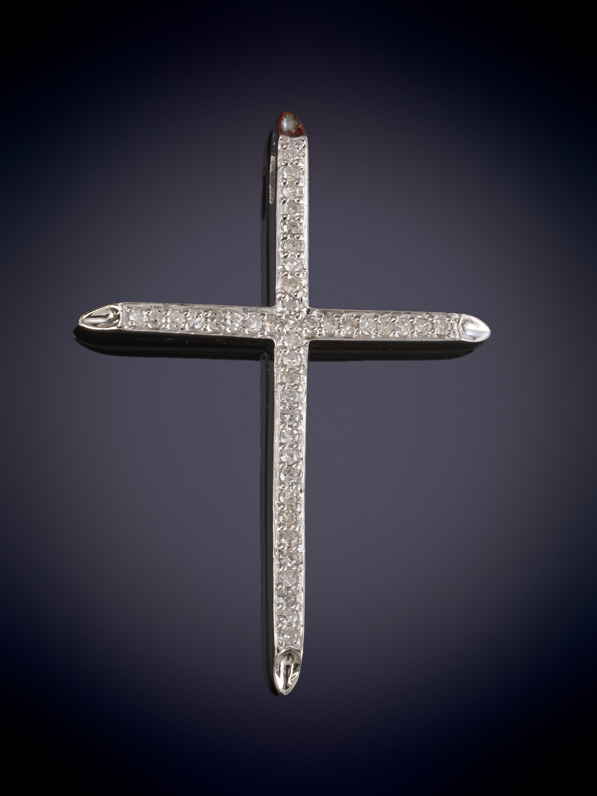 COLGANTE CRUZ DE BRILLANTES.Montura en oro blanco de 18k.
peso aprox de brillantes 0,60 cts.
