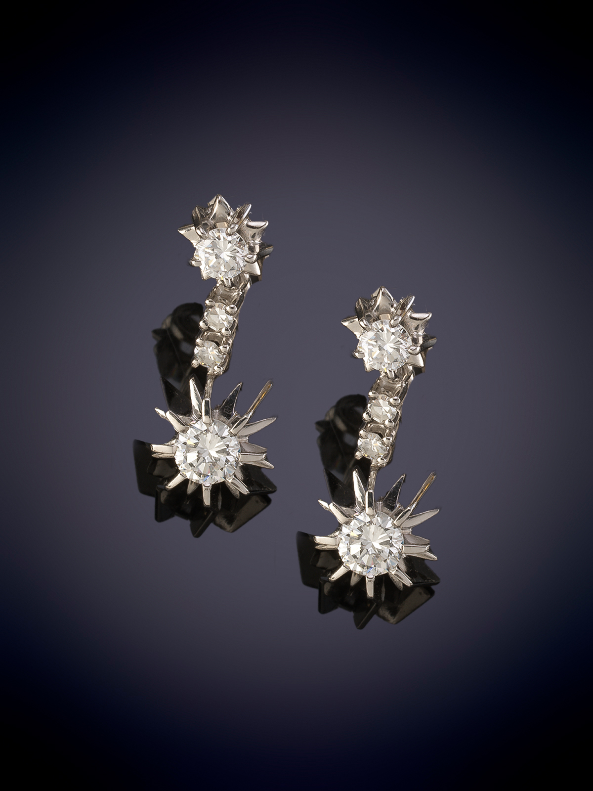 PENDIENTES LARGOS DE BRILLANTES. CON BELLO ENGASTE ESTILO ANTIGUO EN FORMA DE ESTRELLA.
Montura en...