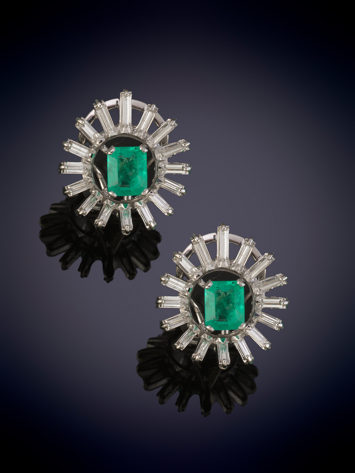 PENDIENTES CORTOS DE DIAMANTES Y ESMERALDAS. MODERNO DISEÑO CON ESMERALDA CENTRAL DE BELLO COLOR Y ...