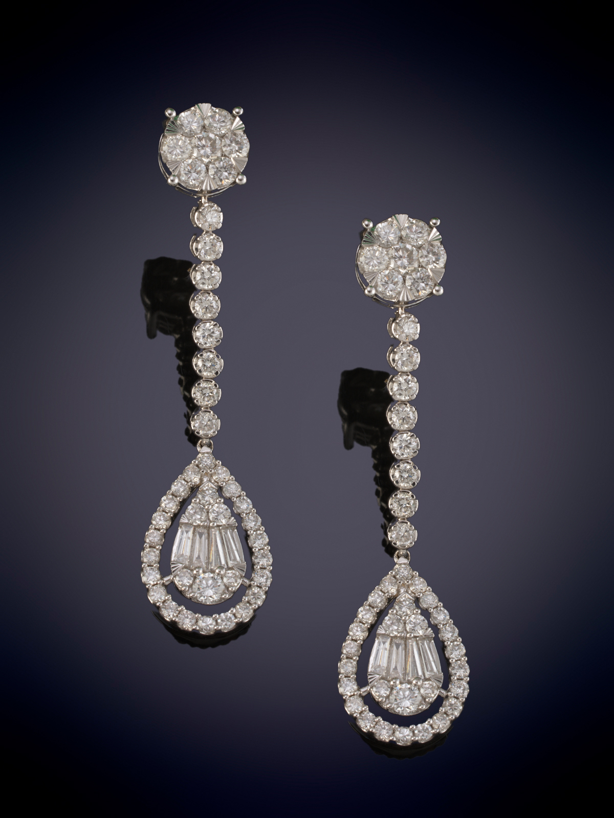 ELEGANTE PENDIENTE LARGO  DE BRILLANTES Y BAGUETTES DE DIAMANTES. Montura en oro blanco de...