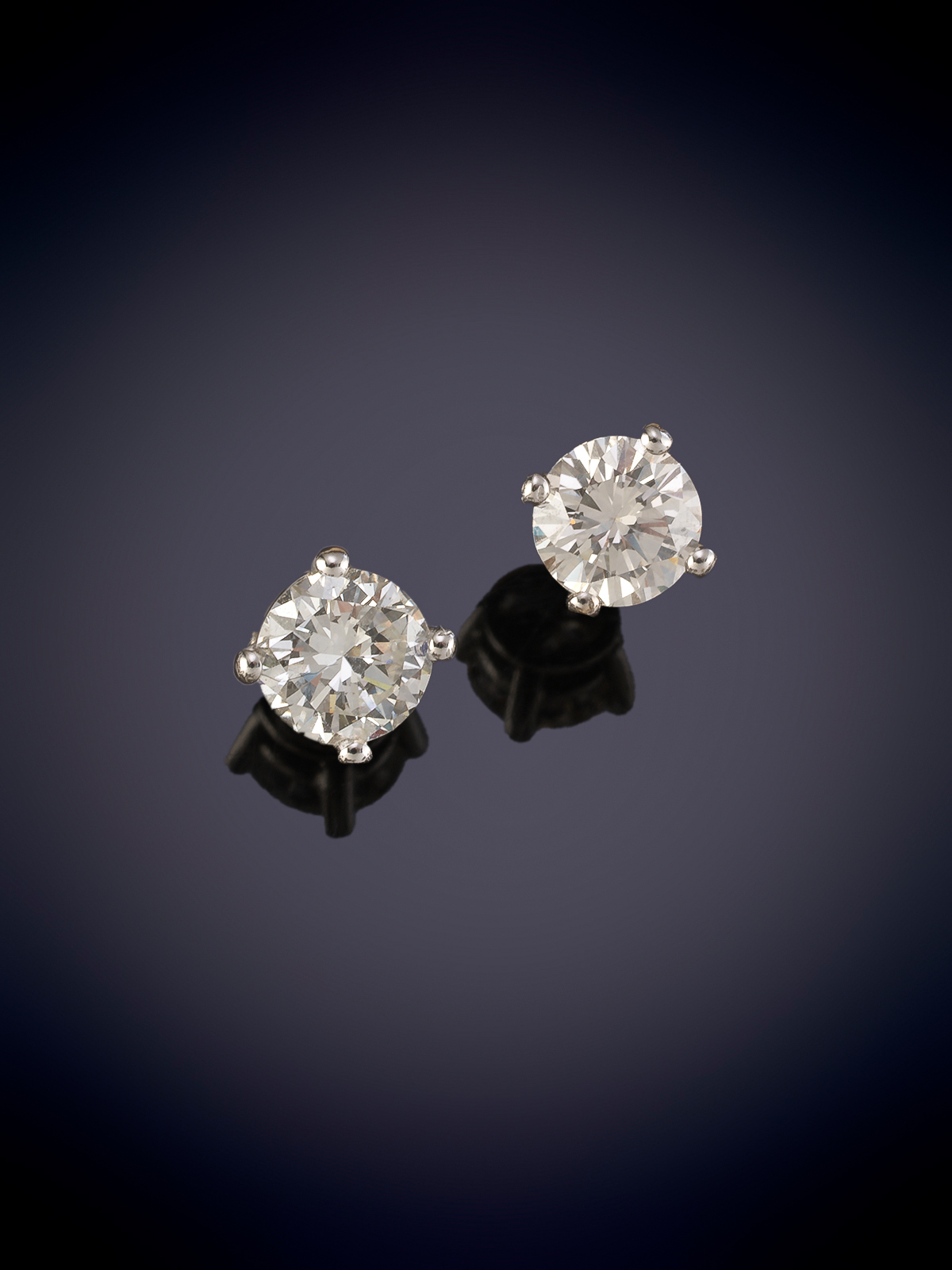 PENDIENTES DORMILLONAS DE BRILLANTES. Montura en oro blanco de 18k.
Peso aprox. de brillantes 1,61...
