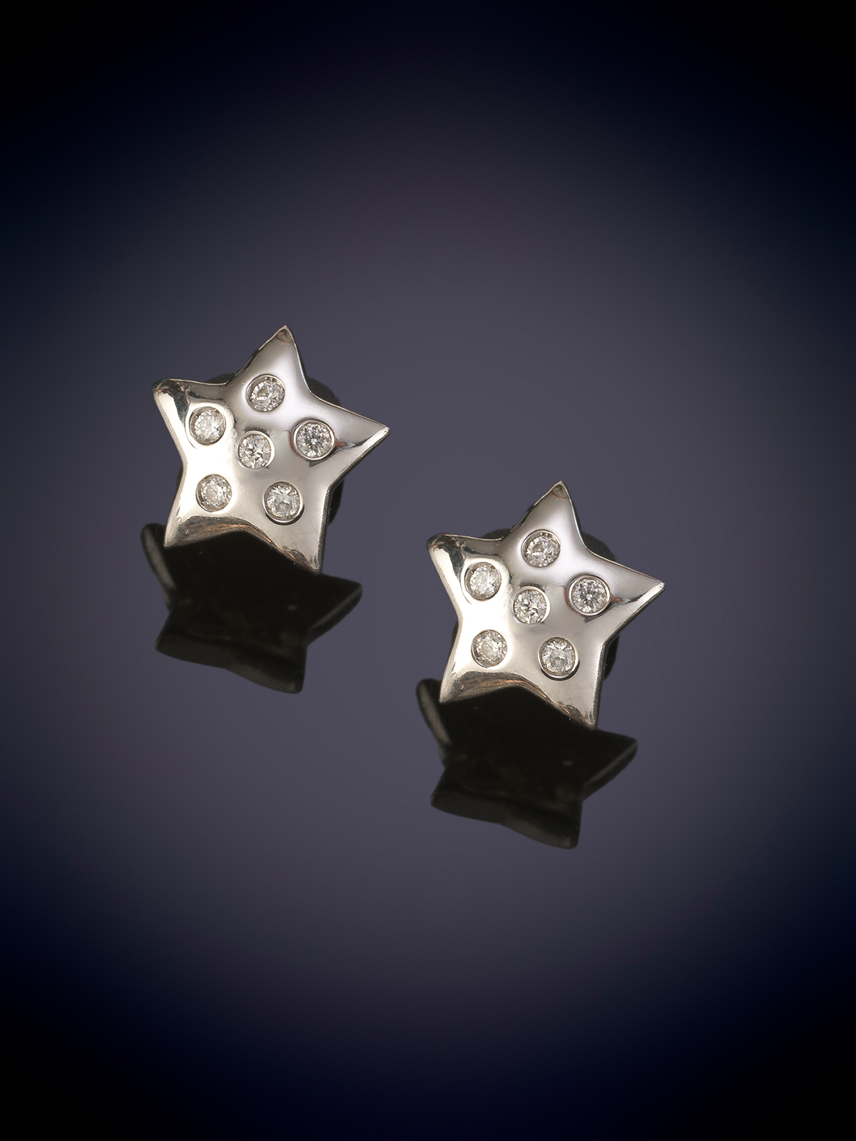 PENDIENTES CORTOS DE BRILLANTES. DISEÑO DE ESTRELLA. Montura en oro blanco de 18k.
Peso aprox. de...