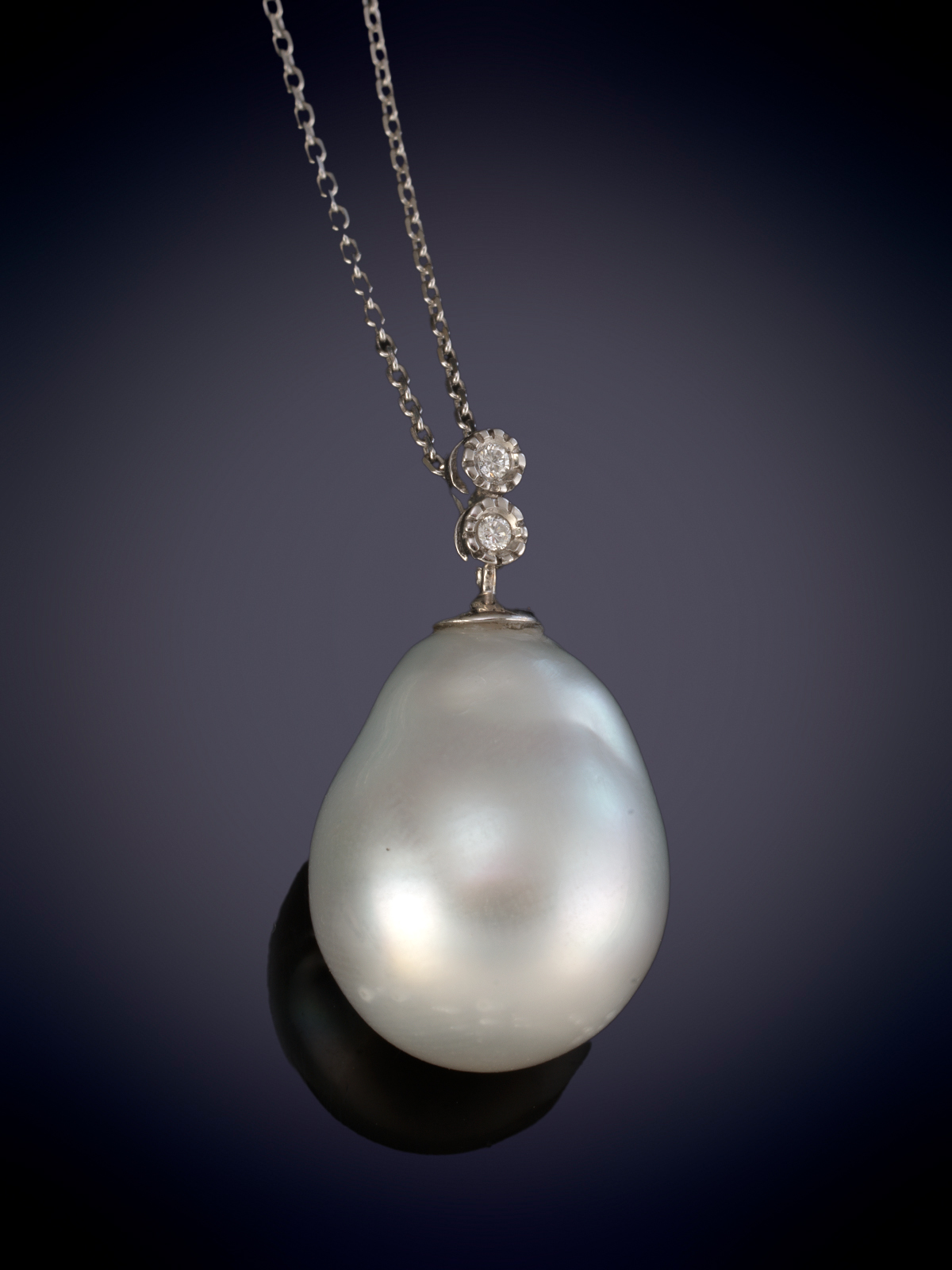 COLGANTE CON PERLA AUSTRALIANA BARROCA QUE PENDE DE HILERA DE CHATONES DE BRILLANTES. Montura en...