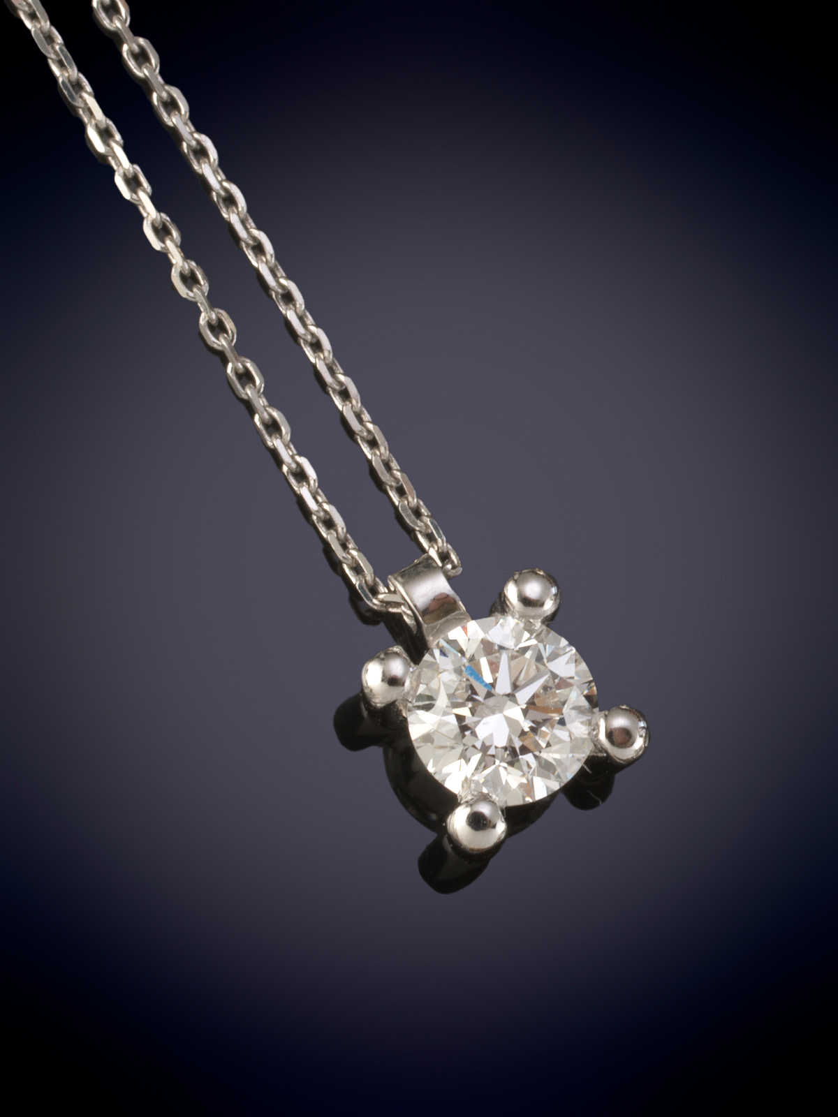 COLGANTE SOLITARIO CON FINA CADENA MONTADO EN CUATRO GARRAS. Montura en oro blanco de 18k. 
Peso...