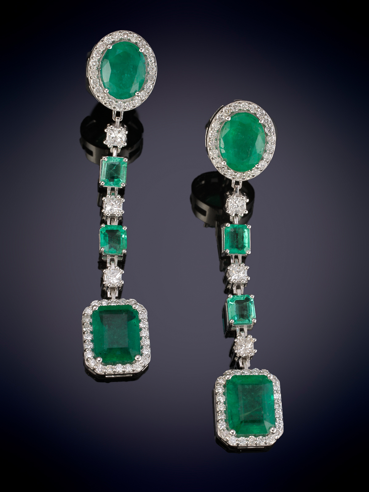PENDIENTES LARGOS CON MOVIMIENTO DE ROSETAS DE ESMERALDA Y FINA CADENA DECORADA DE ESMERALDAS Y...