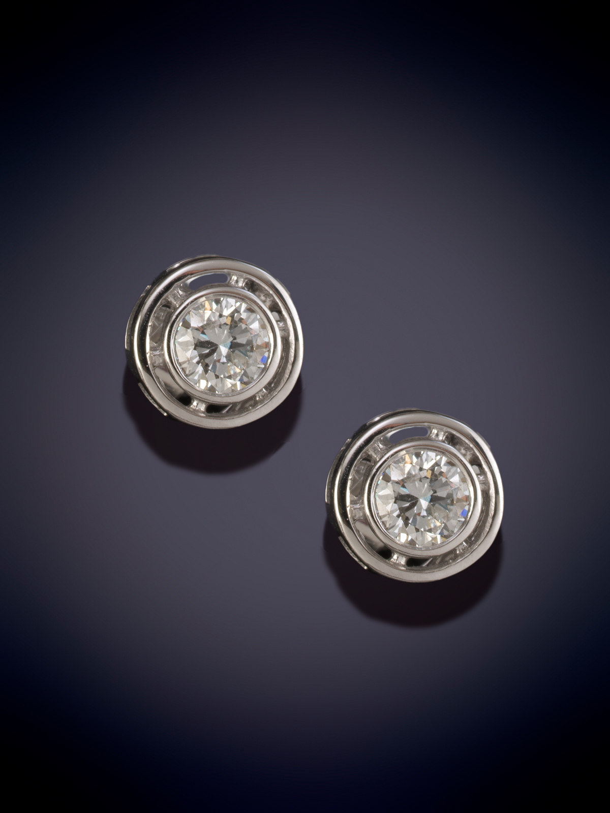 DORMILONAS DE BRILLANTE EN DOBLE CHATÓN. Montura en oro blanco de 18k.
Peso brillantes 0.65ct aprox.