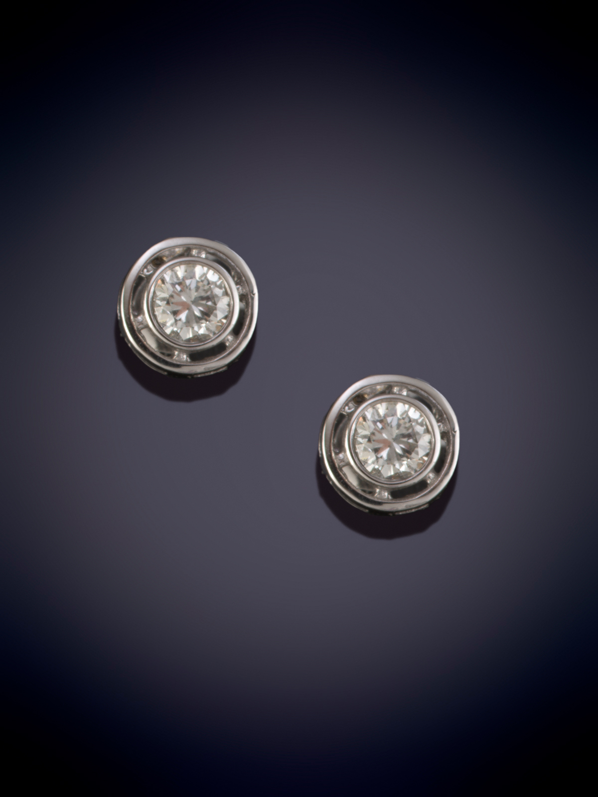 DORMILONAS DE BRILLANTE EN DOBLE CHATÓN. Montura en oro blanco de 18k.
Peso brillantes 0.70 aprox.