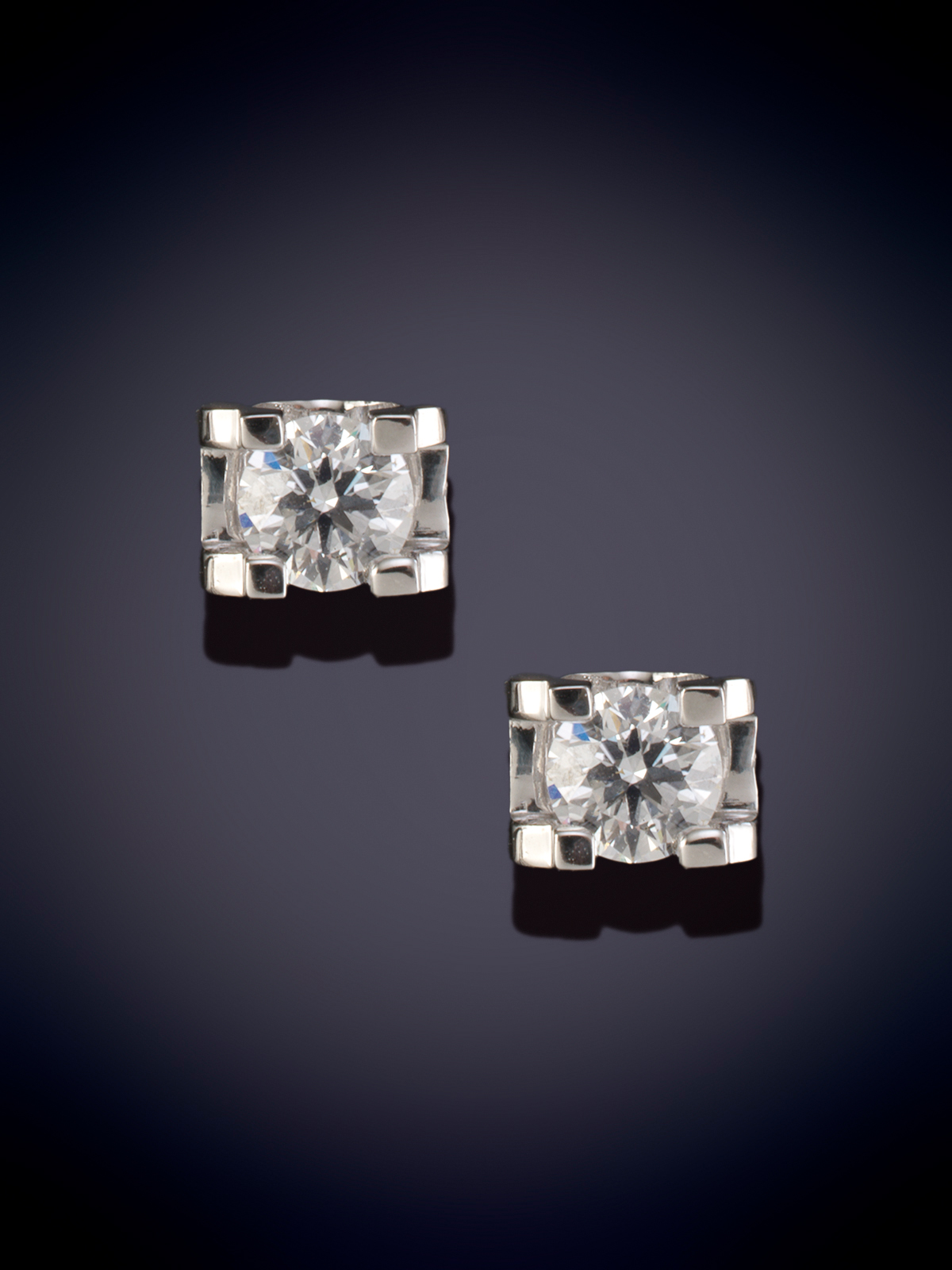DORMILONAS DE BRILLANTE EN CUATRO GARRAS. Montura en oro blanco de 18k.
Peso brillantes 1.15ct...