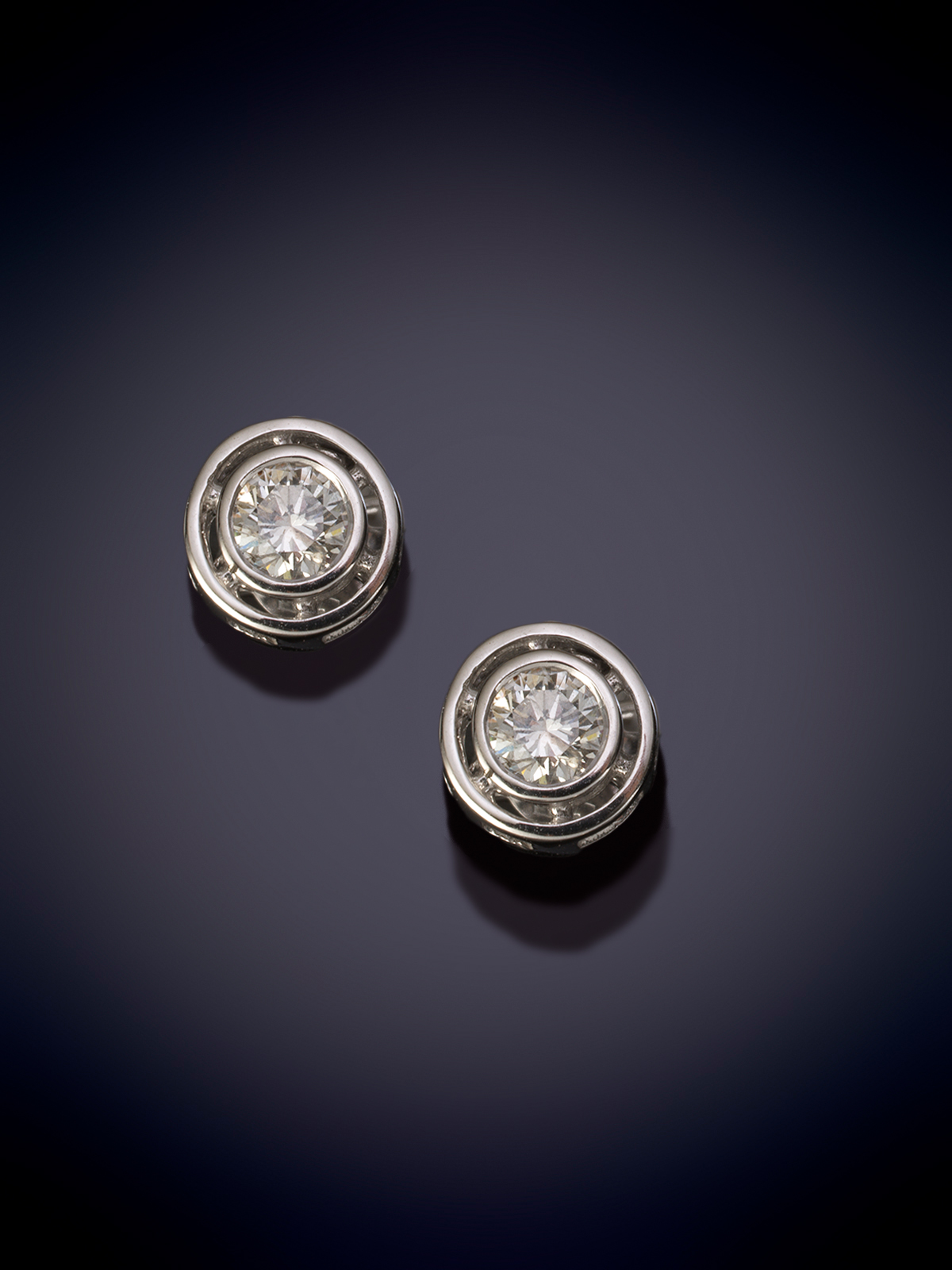DORMILONAS DE BRILLANTE EN DOBLE CHATÓN. Montura en oro blanco de 18k.
Peso brillantes 0.66ct aprox.