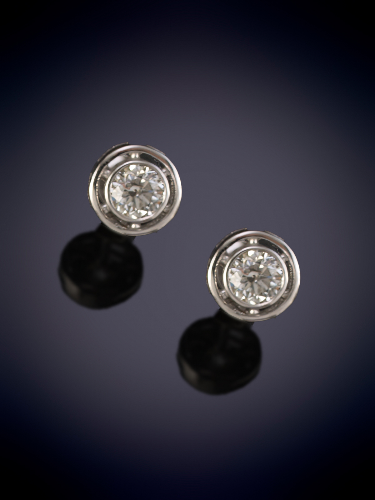 DORMILONAS DE BRILLANTE EN DOBLE CHATÓN. Montura en oro blanco de 18k.
Peso brillantes 0.70ct aprox.