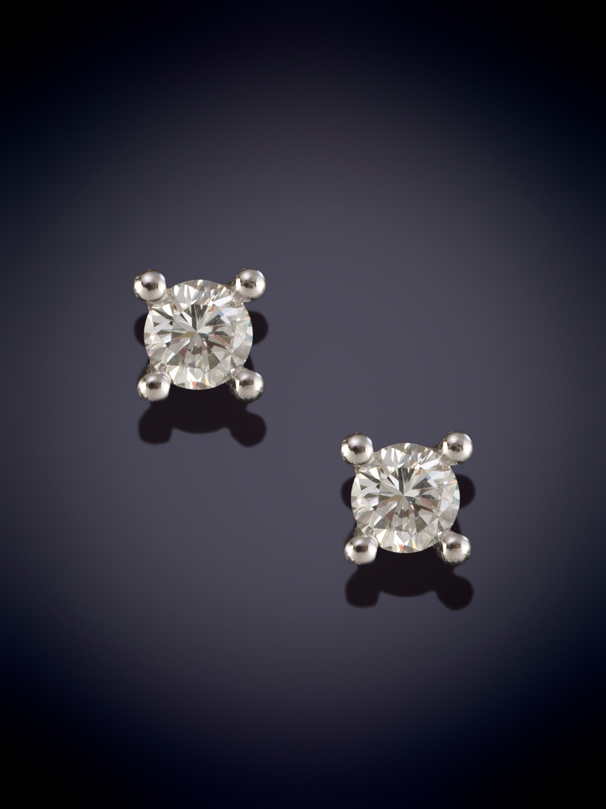 DORMILONAS DE BRILLANTE EN CUATRO GARRAS. Montura en oro blanco de 18k.
Peso brillantes 1.25ct...