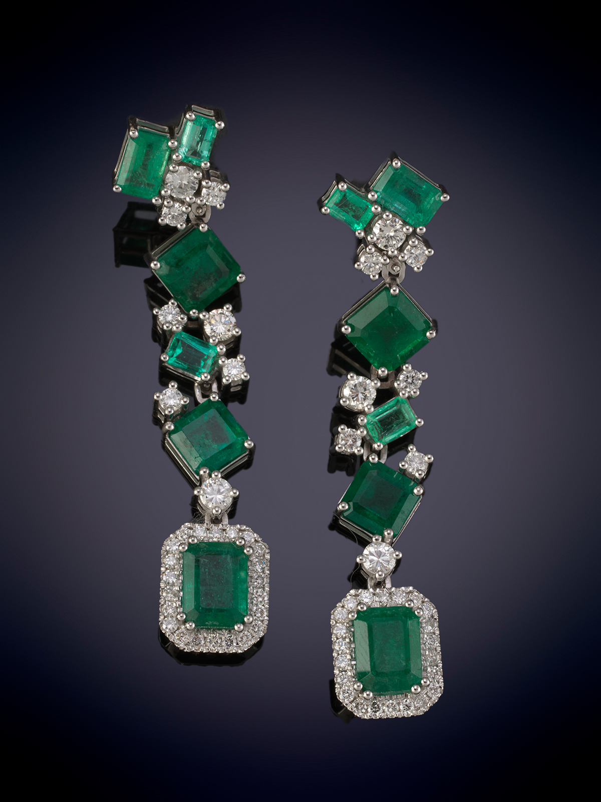 BELLOS PENDIENTES LARGOS CON MOVIMIENTO CON ORLAS DE ESMERALDAS Y BRILLANTES EN CASCADA. Montura en...