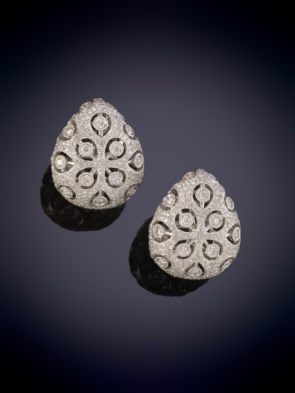 PENDIENTES CORTOS DE BRILLANTES. BONITO DISEÑO EN FORMA DE GOTA. Montura en oro blanco de 18k.
Peso...