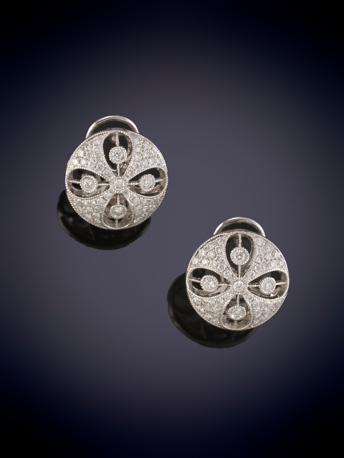 PENDIENTES CORTOS DE BOTÓN CON BRILLANTES.Montura en oro blanco de 18k. 
Peso aprox. brillantes...