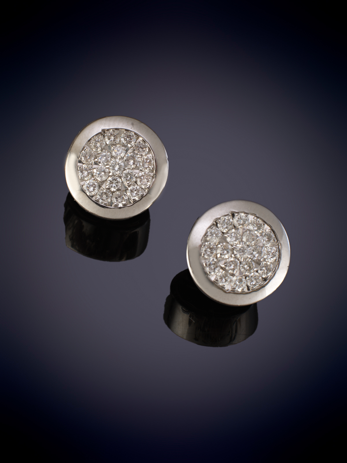 PENDIENTES CORTOS MODELO BOTÓN DE BRILLANTES. Montura en oro blanco de 18k.
Peso aprox. brillantes...