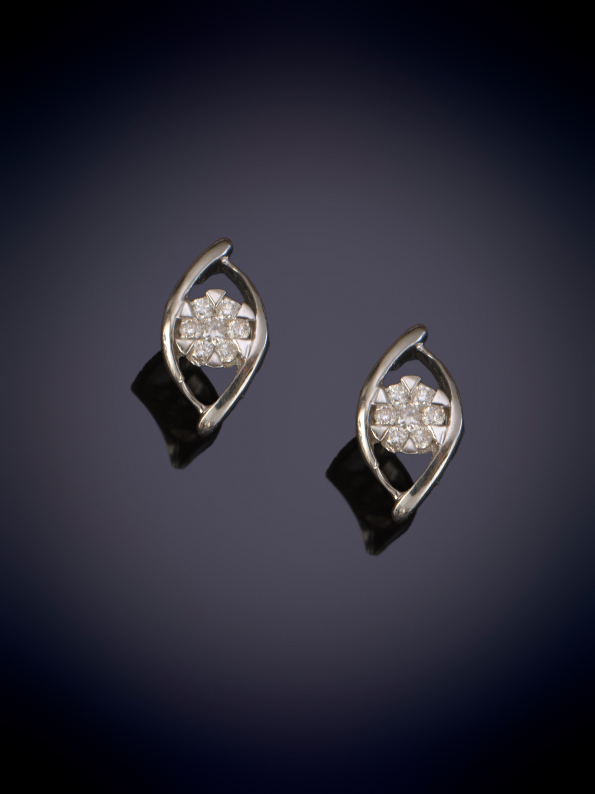 PENDIENTES CORTOS CON DISEÑO DE HOJA DE BRILLANTES. Montura en oro blanco de 18k.
Peso aprox....