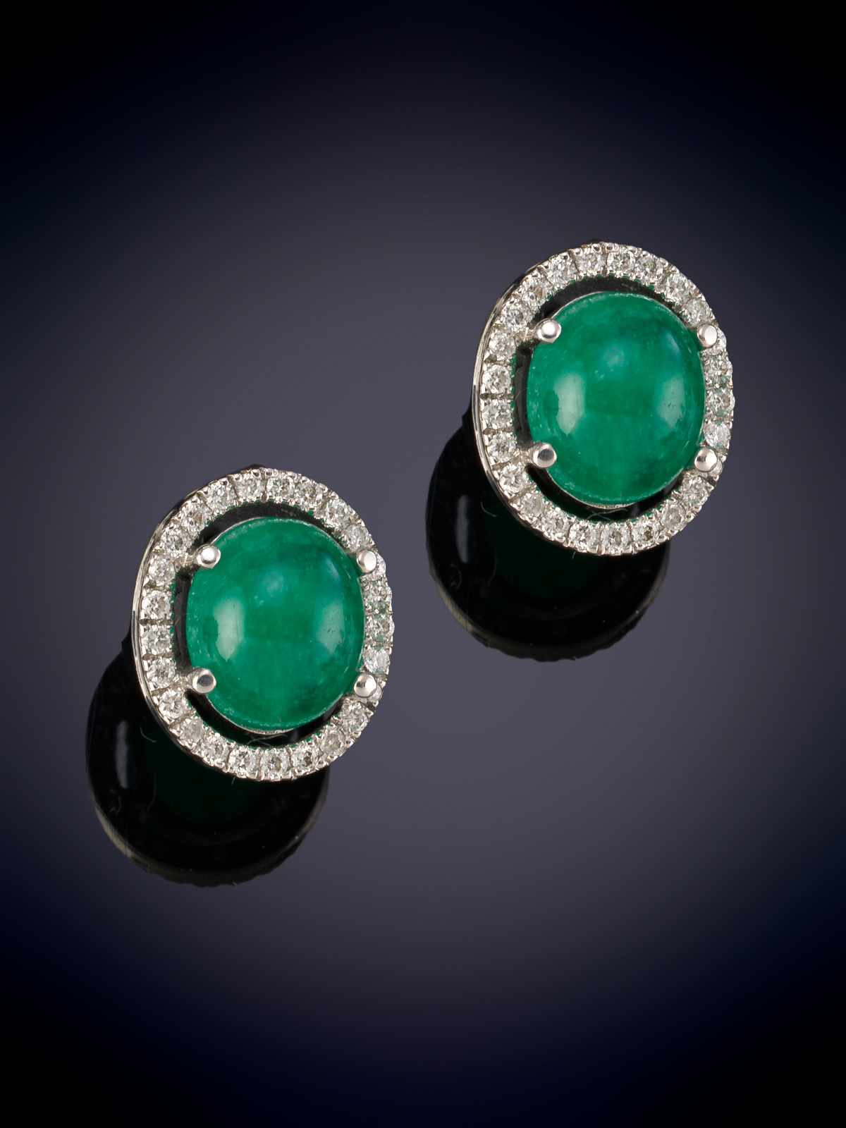 PENDIENTES CORTOS DE ESMERALDAS DE INTENSO COLOR Y ORLADAS DE BRILLANTES. Montura en oro blanco de...