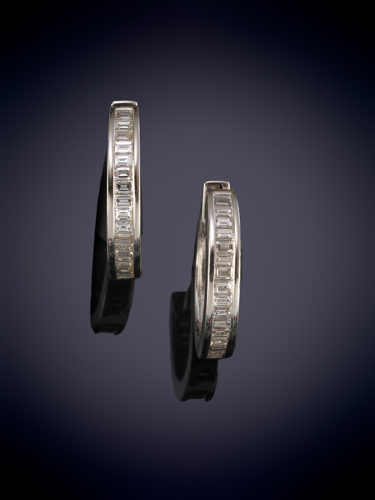 PENDIENTES MEDIAS CRIOLLAS DE DIAMANTES EN BAGUETTE. Montura en oro blanco de 18k.
Peso aprox de...