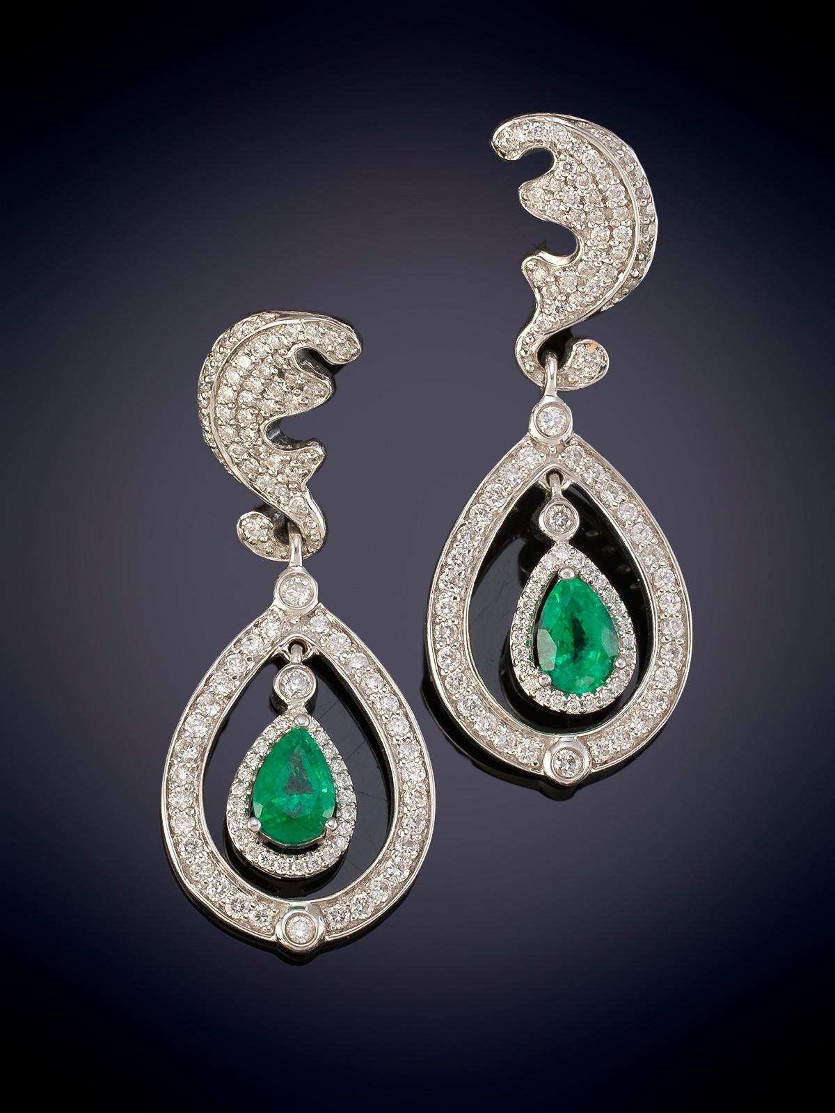 PENDIENTES LARGOS DE BRILLANTES Y ESMERALDAS. DISEÑO DE FORMA SINUOSA CON PAVÉ DE BRILLANTES Y...