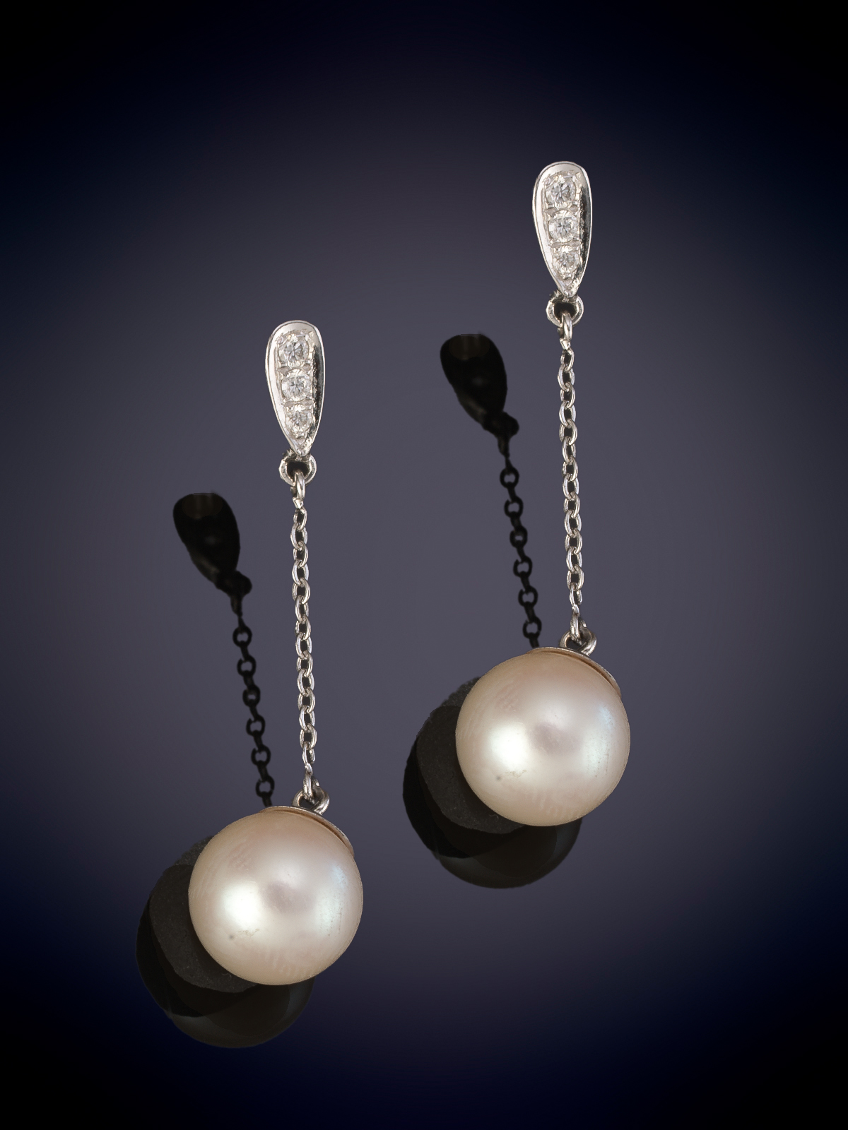 PENDIENTES LARGOS CON MOVIMIENTO DE PERLAS Y BRILLANTES. Montura en oro blanco de 18k.
Peso aprox....
