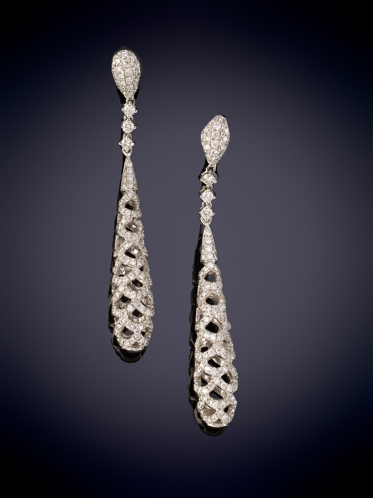 ELEGANTES PENDIENTES LARGOS CON MOVIMIENTO DE BRILLANTES. DISEÑO CON FORMA DE LAGRIMA. Montura en...