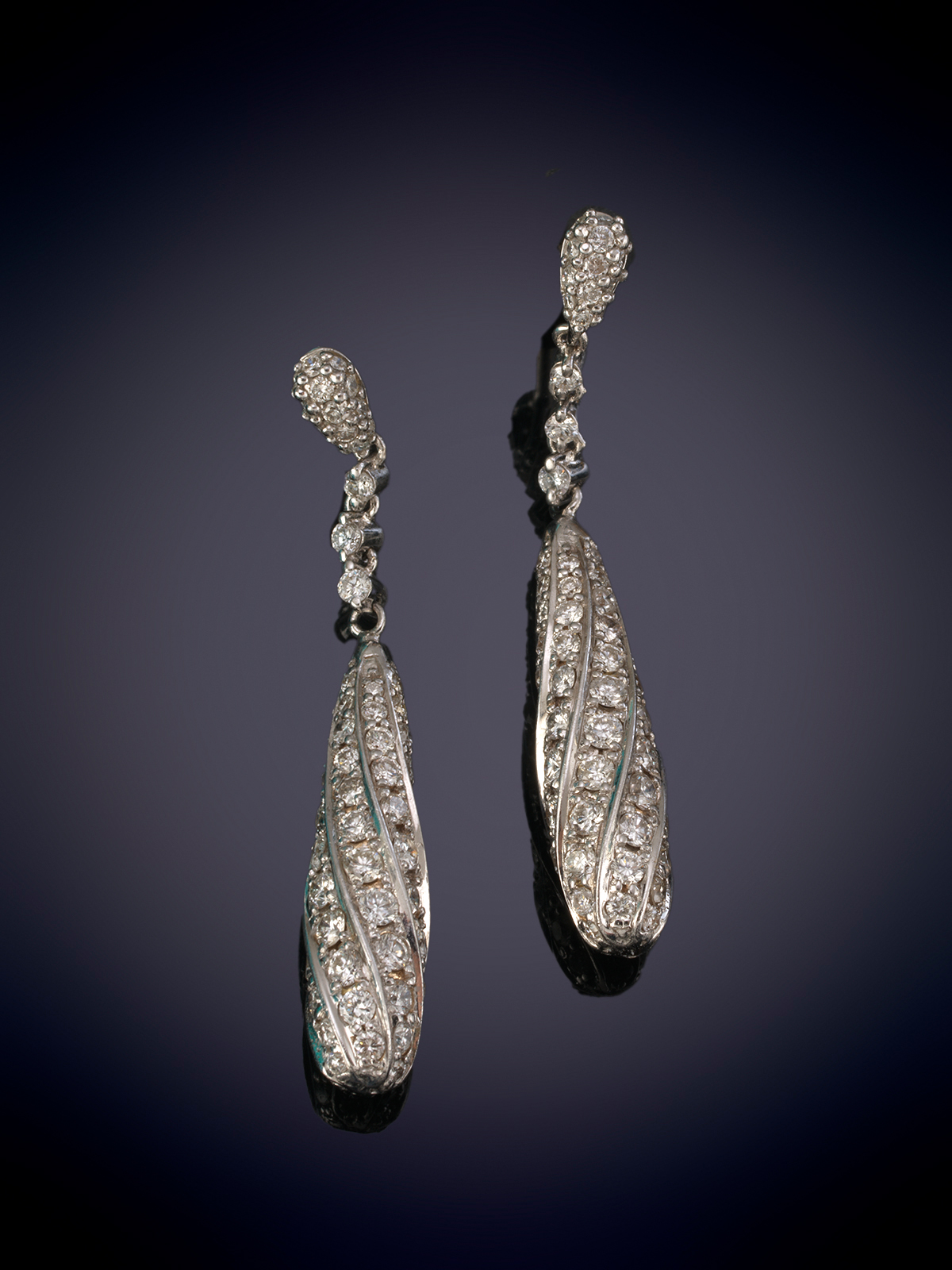 ELEGANTES PENDIENTES LARGOS CON MOVIMIENTO DE BRILLANTES. DISEÑO CON FORMA DE LAGRIMA CON BANDAS DE...