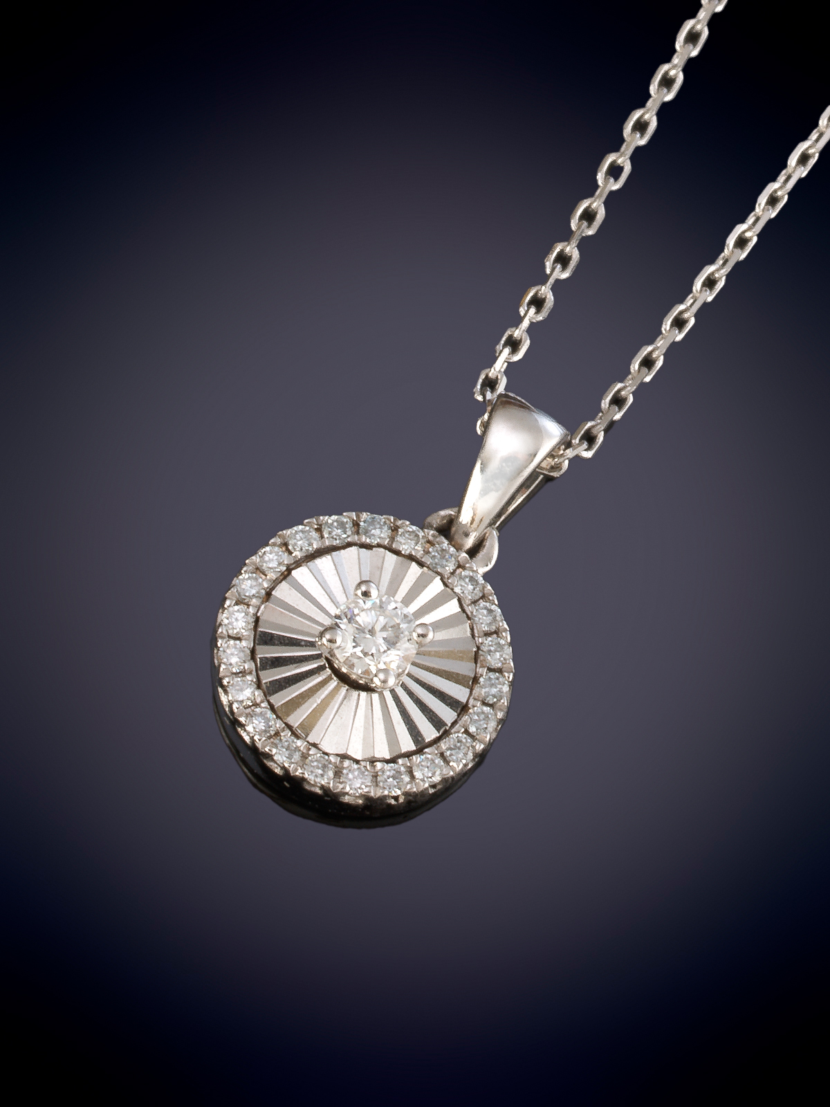 DELICADO COLGANTE CON BRILLANTES. CADENA Y MONTURA EN ORO BLANCO DE 18K.