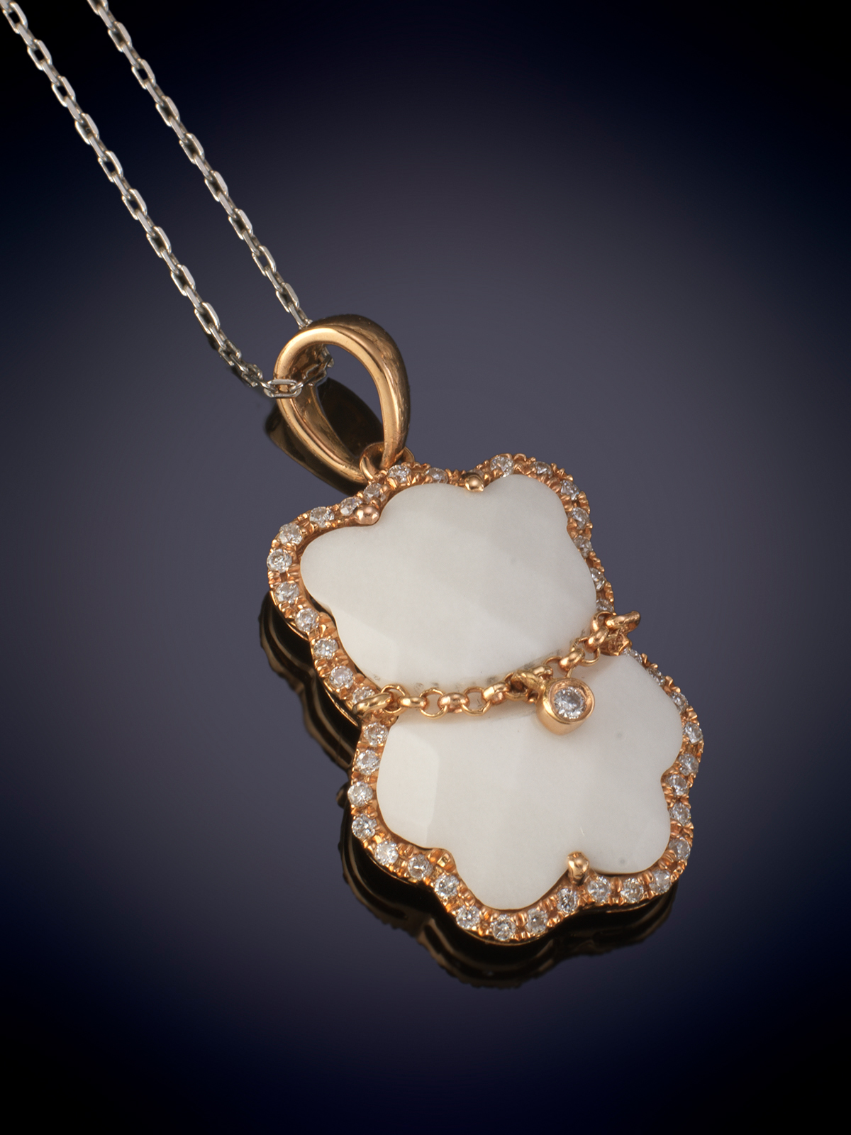 DELICADO COLGANTE DE ÁGATA Y BRILLANTES CON MONTURA EN ORO AMARILLO. CADENA DE ORO BLANCO DE 18K.