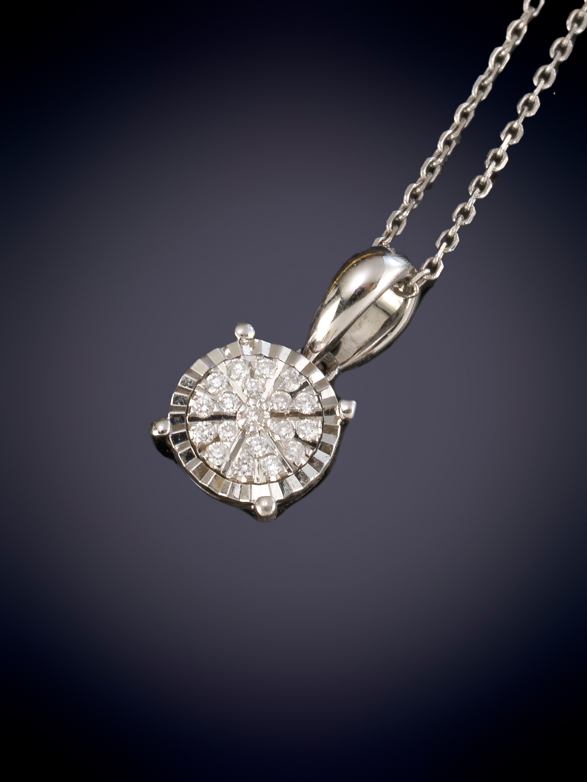 DELICADO COLGANTE CON BRILLANTES. CADENA Y MONTURA EN ORO BLANCO DE 18K