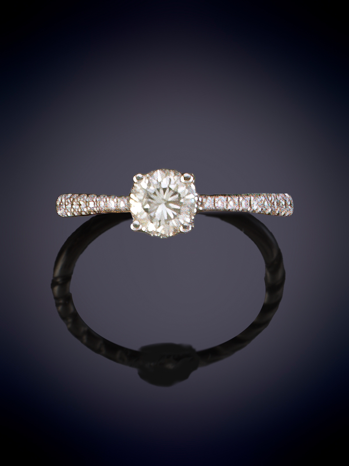 SOLITARIO CON UN BRILLANTE. BRAZOS CON DIAMANTES EN PAVÉ.
Montura en oro blanco de 18k.
Peso aprox....