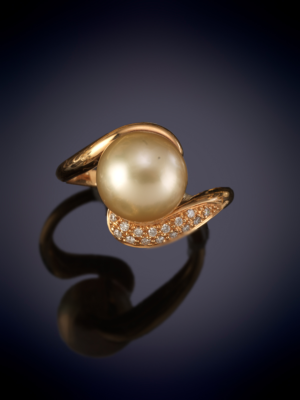 SORTIJA CON PERLA COLOR CHAMPAGNE DE EXQUISITO ORIENTE Y BRILLANTES. Montura en oro rosa de 18k.