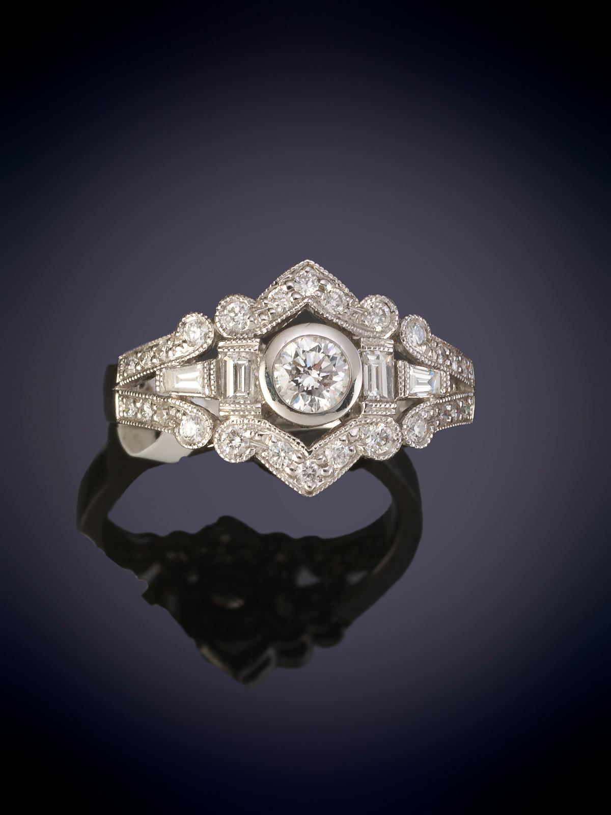 SORTIJA DE DIAMANTES. BONITO DSEÑO DE BAGUETTES Y BRILLANTES.
Montura en oro blanco de 18k.
Peso...