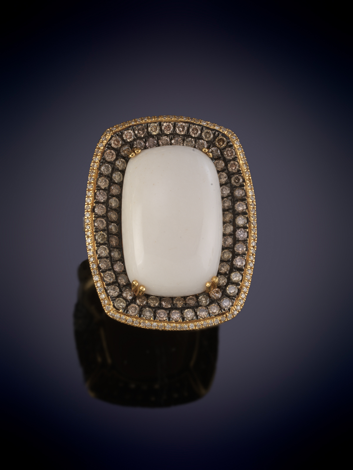 GRAN SORTIJA CON ÁGATA BLANCA ORLADA DE DIAMANTES INCOLOROS Y NEGROS. Montura en oro amarillo de...