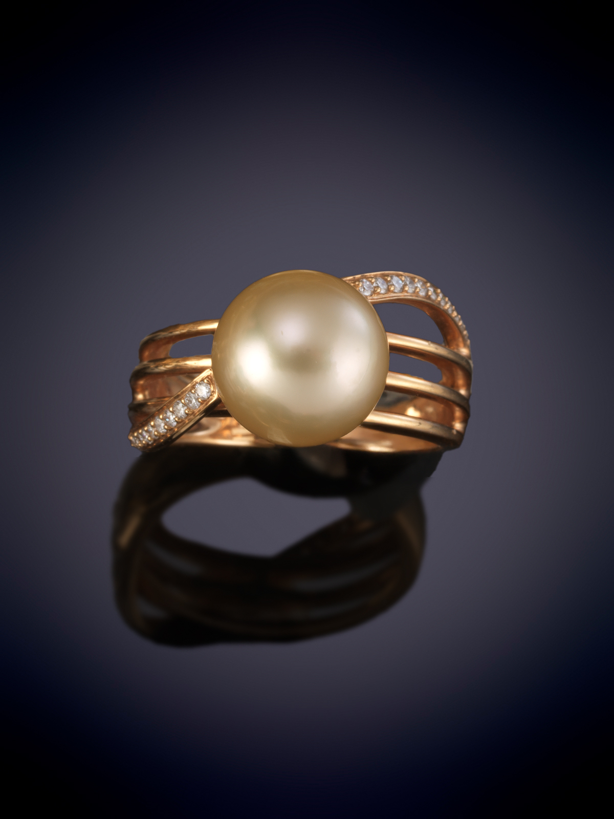 SORTIJA CON PERLA CHAMPAGNE DE MAGNIFICO LUSTRE Y BRILLANTES. Montura en oro rosa de 18k.