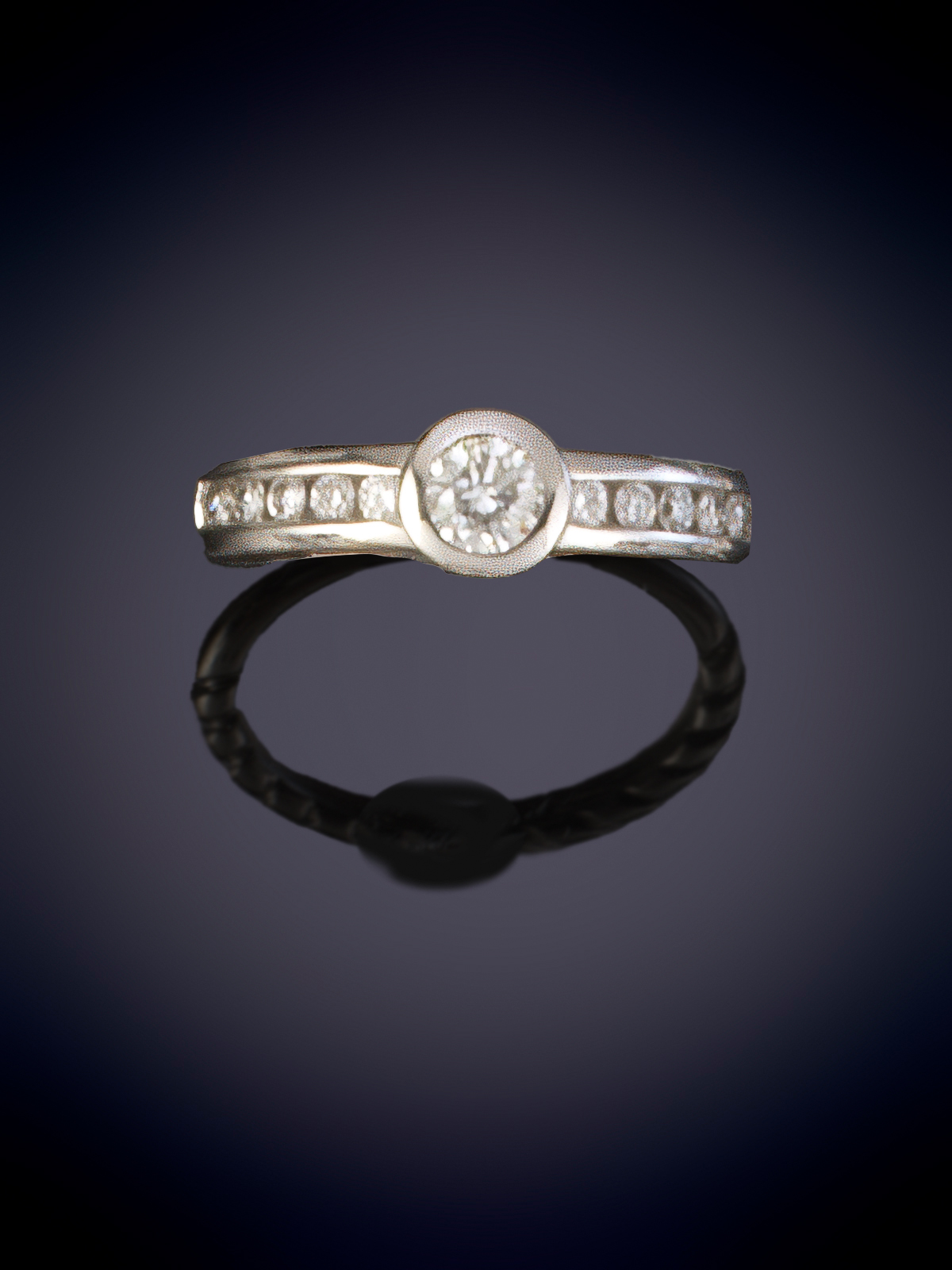 ANILLO SOLITARIO DE BRILLANTES EN CHATÓN. Montura en oro blanco de 18k. 
Peso aprox. brillantes...