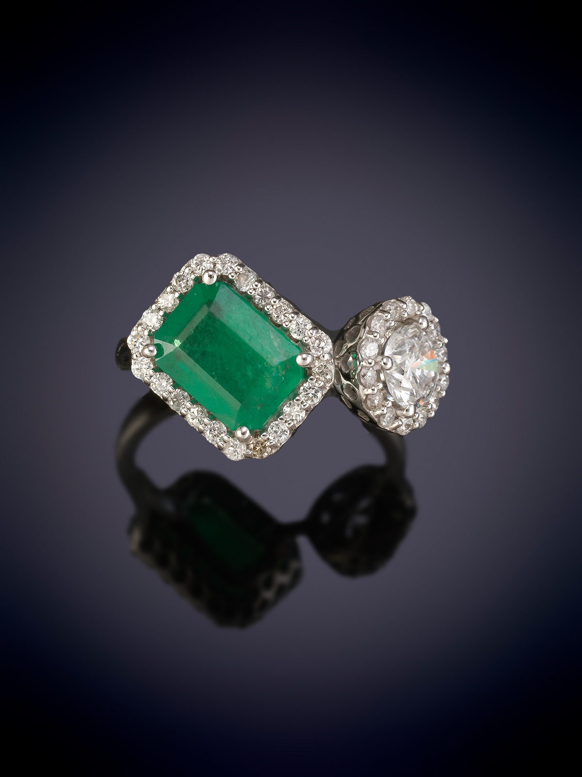 SORTIJA TU Y YO DE BRILLANTES Y ESMERALDA. Montura en oro blanco de 18k.
Peso brillantes 1.20ct...