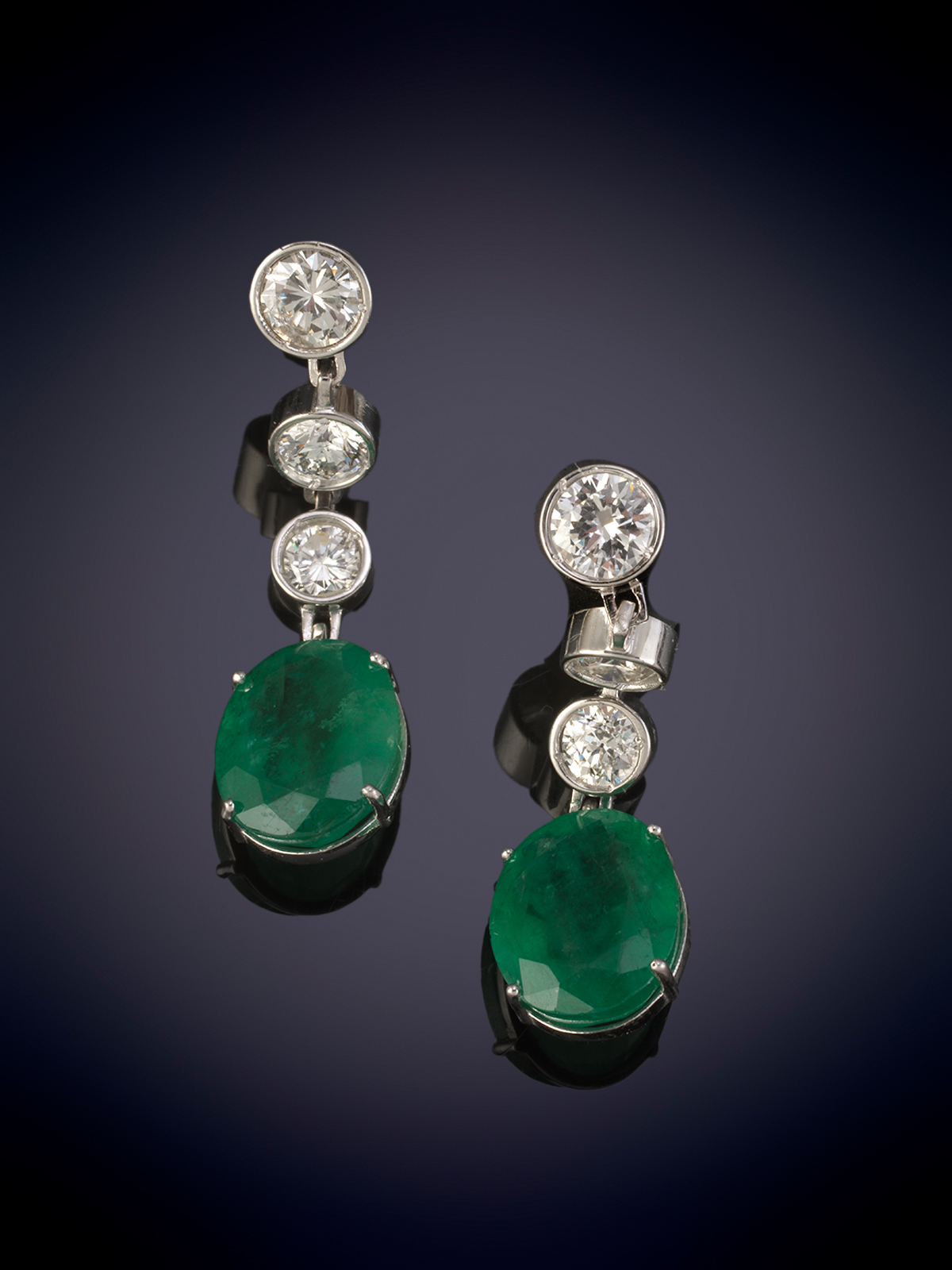 PENDIENTES LARGOS CON MOVIMIENTO DE ESMERALDA CON HILERA DE CHATONES DE BRILLANTES. Montura en oro...