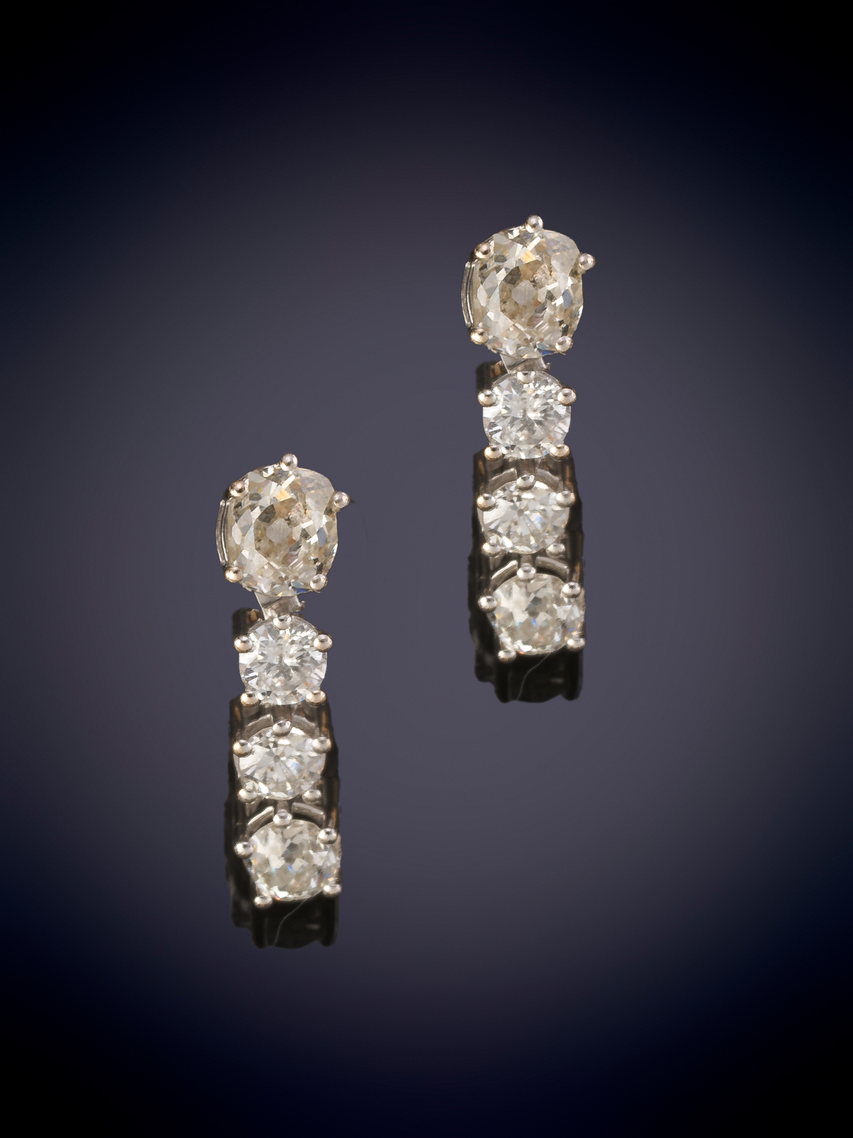 PENDIENTES LARGOS CON CUATRO DIAMANTES EN GARRAS. Montura en oro blanco de 18k.
Peso...