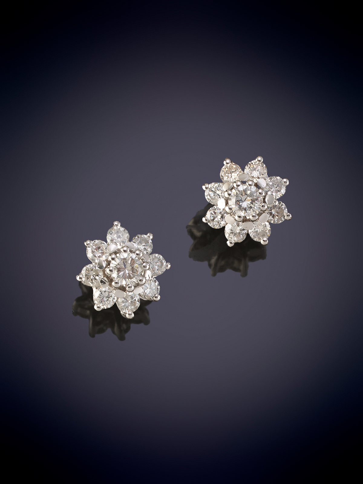 PENDIENTES DE ROSETÓN DE BRILLANTES. Montura en oro blanco de 18k.
Peso brillantes 0.70ct aprox.